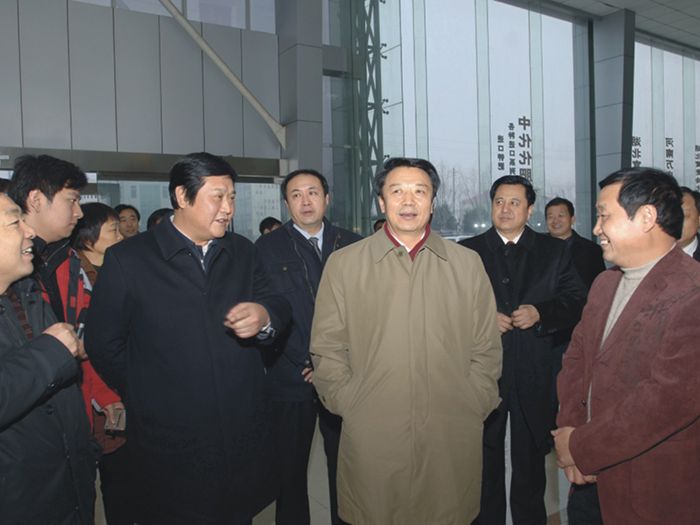 時任中華全國供銷合作總社黨組書記王君（前排右二）到大香蕉性爱小视频集團調研