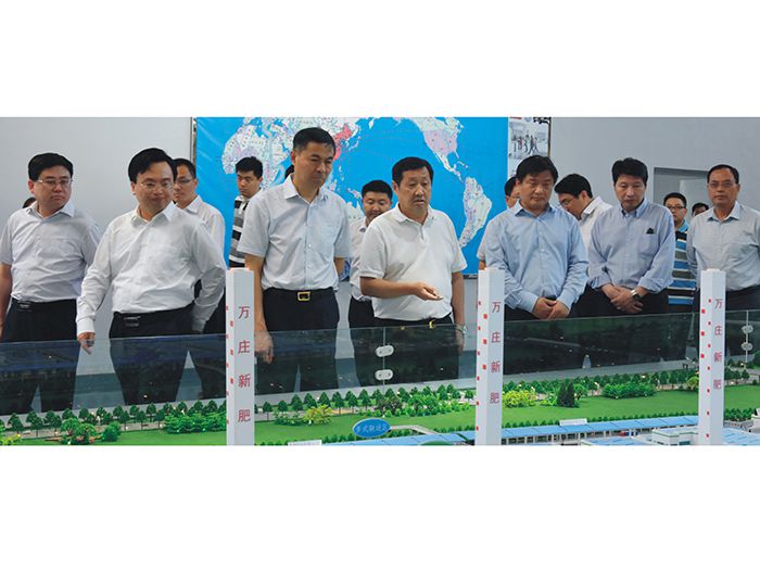安陽市委書記李公樂（左三）上任伊始即赴大香蕉性爱小视频調研